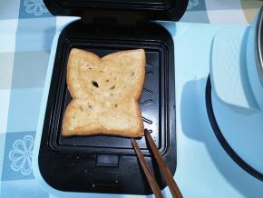 吐司正反各三分钟，烤到自己中意的程度，三分钟不够可以再加一点时间。
