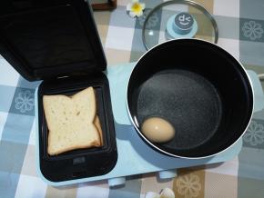 多功能早餐机，一边煮鸡蛋，一边烤吐司。鸡蛋先大火煮开，然后转小火再煮5分钟。没有早餐机，分开搞也一样的。