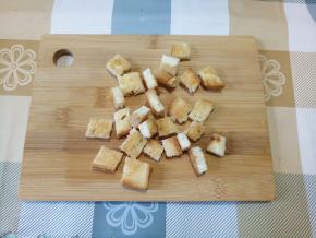 烤好的吐司切丁。