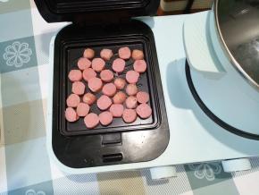 烤好吐司，火腿肠也烤两分钟，微微有点焦就好。