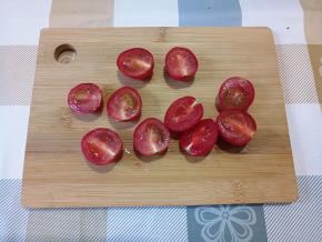 圣女果对半切开。