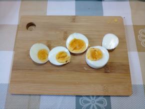 这时候鸡蛋也煮好了，捞出，冲凉，切块或切圈。