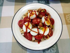 挤一点番茄酱或沙拉酱，拌匀就可以开吃了。