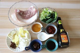 准备好食材，做回锅肉选用二刀肉最好，蒜苗、大葱切段，生姜、蒜瓣切片；