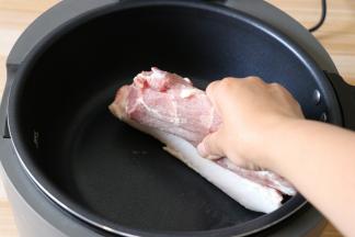 猪肉洗净擦干水分，皮朝下放入烧热冒烟的锅中烫成金黄色，这样做是为了去除皮上的毛，也为了去掉腥味；