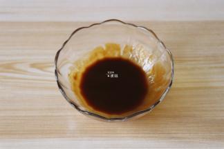 炖肉的时候我们来调酱汁，将甜面酱和生抽混合均匀备用；