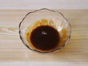 炖肉的时候我们来调酱汁，将甜面酱和生抽混合均匀备用；