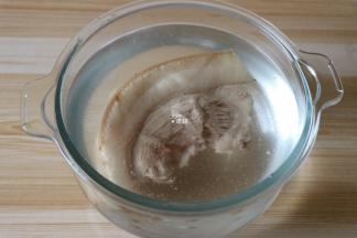 煮熟的肉整块放入冷水中冷却（筷子能完全插入猪肉中就表明煮熟了）；