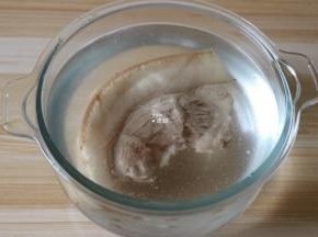 煮熟的肉整块放入冷水中冷却（筷子能完全插入猪肉中就表明煮熟了）；