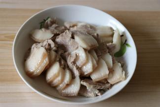 完全冷却后捞出擦干水分再切薄片，一定要擦干水分，不然炒的时候油会爆起来；