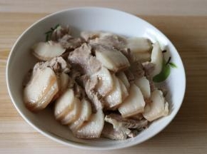 完全冷却后捞出擦干水分再切薄片，一定要擦干水分，不然炒的时候油会爆起来；