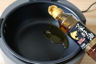 炒菜机选择爆炒功能热锅后倒入适量菜籽油；
