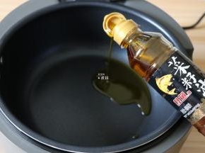 炒菜机选择爆炒功能热锅后倒入适量菜籽油；