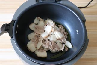 油热至冒烟后倒入肉片煸炒出油；