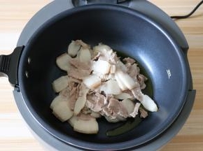 油热至冒烟后倒入肉片煸炒出油；