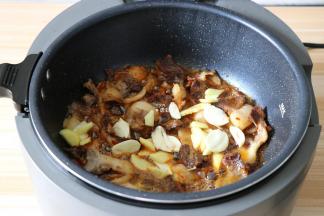 加入郫县豆瓣酱炒匀上色后再倒入姜片、蒜片煸炒出香味；