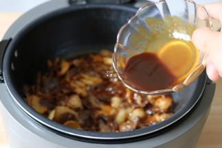 再倒入之前调好的酱汁翻炒几下；