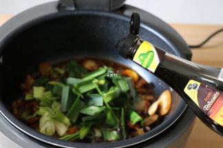 加入蒜苗、白糖、香醋翻炒至蒜苗断生即可；