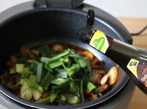 加入蒜苗、白糖、香醋翻炒至蒜苗断生即可；