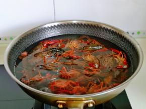 买回来的小龙虾，冷水洗干净，冷水加盐泡30分钟，之后再把虾线拉出，用牙刷刷干净。(需要一点耐心哈，自己做的讲究的就是卫生)