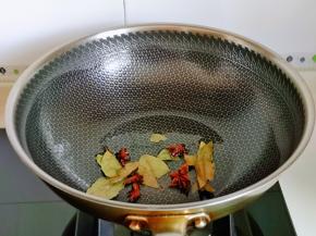 起油锅，加入香叶，八角煸炒出香味儿。