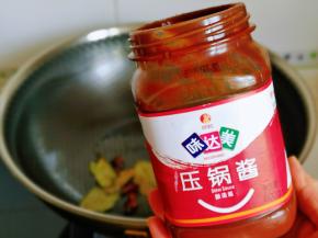 再加入压锅酱，带有一丝丝辣味。
