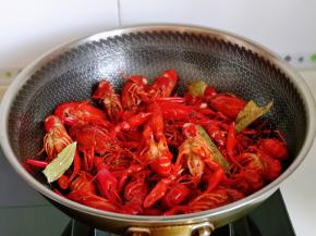 再倒入焯水的龙虾，小火翻炒均匀。