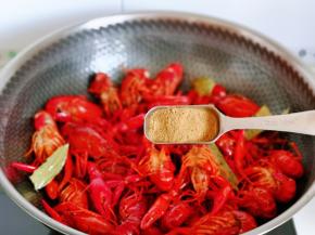 再加入十三香翻炒。