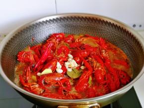 午后加入切好的姜蒜，盖上盖子烧开后转中小火15分钟左右。