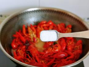 按个人口味加入盐。