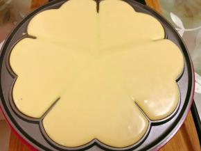 华夫饼机提前预热几分钟后倒入面糊盖上盖子，烘烤6到8分钟