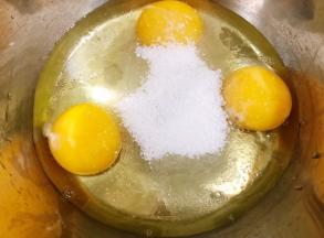 盆里加入鸡蛋和白糖
