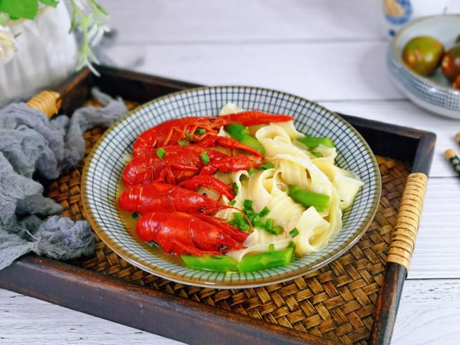 酸汤小龙虾刀削面