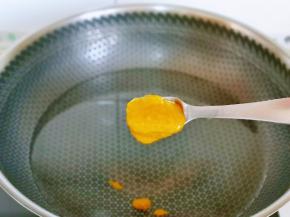 锅中加入水，再加入酸汤酱。