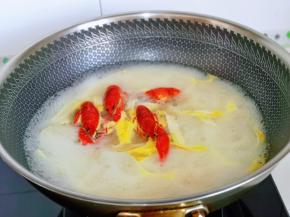 加入提前做好的十三香小龙虾，将刀削面煮熟。