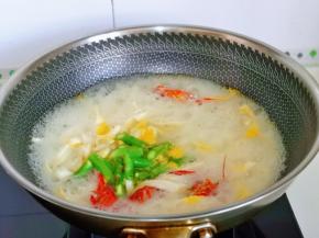 再加入准备好的芦笋。