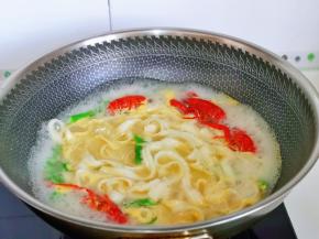 用筷子搅拌均匀，大火煮1分钟。