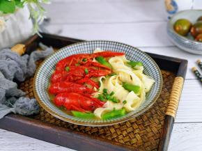 酸汤龙虾刀削面。