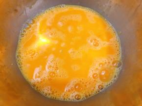 用蛋抽搅拌至白糖溶化