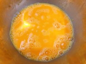 用蛋抽搅拌至白糖溶化