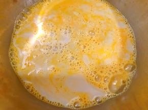 加入无糖豆浆搅拌均匀