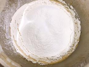 筛入混合好泡打粉的糕点粉