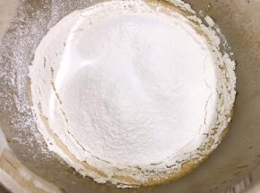 筛入混合好泡打粉的糕点粉