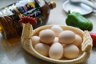 备好鸡蛋，菜椒还有菜籽油。