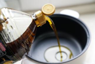 锅里加油，油量可以大一点，这样子煎出来更加的脆香。