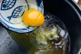 油温上来之后，再将鸡蛋下锅。