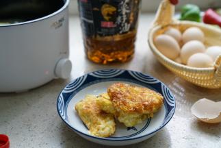 煎至鸡蛋脆脆香黄灿灿的就可以。