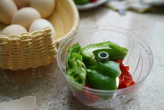 然后将菜椒用料理器打至细碎。