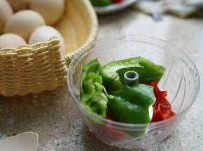 然后将菜椒用料理器打至细碎。