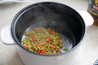 锅里倒出多余的油，将菜椒下锅煎至出味。